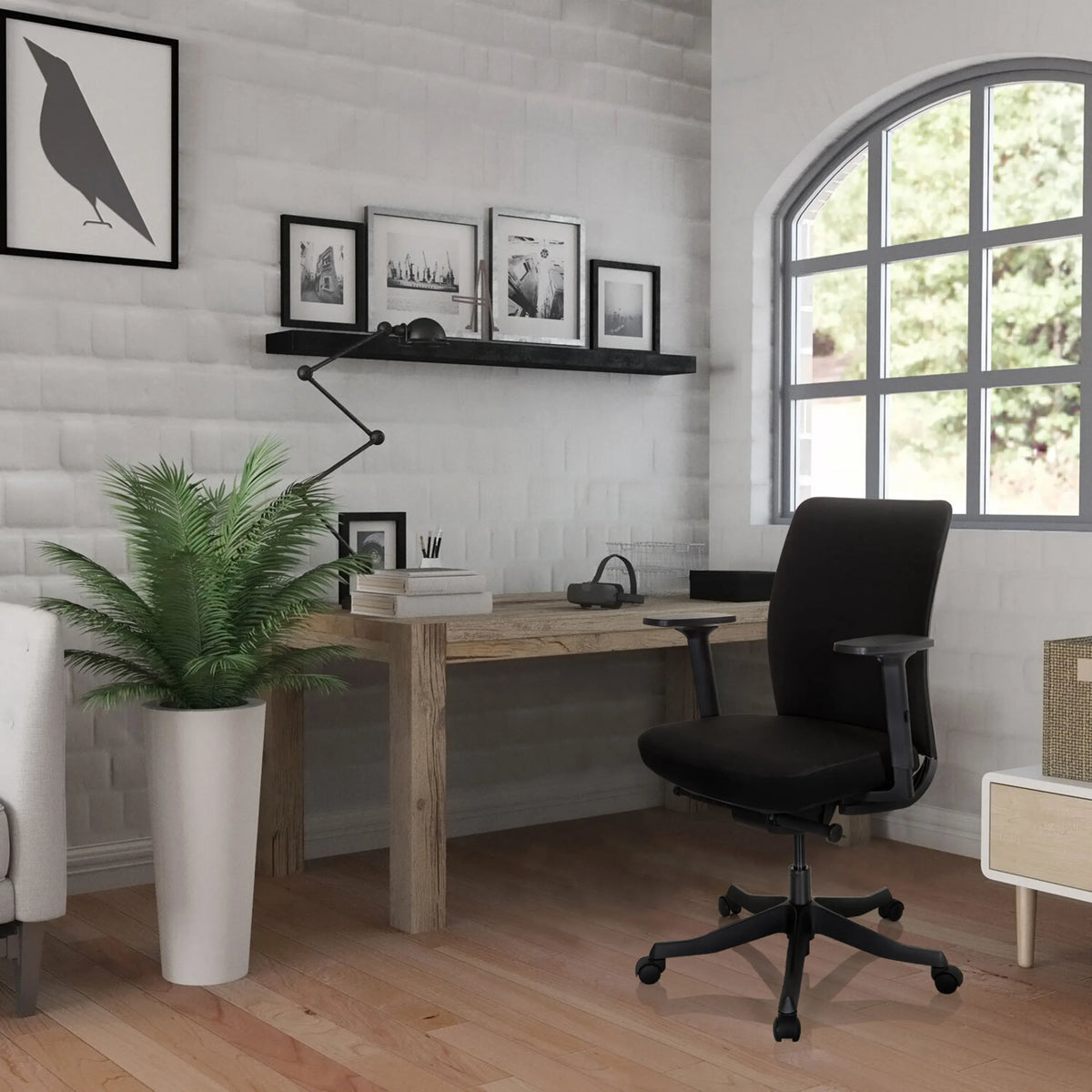 Silla de oficina profesional SENATOR negra con reposabrazos y ruedas en una oficina luminosa de hjh OFFICE