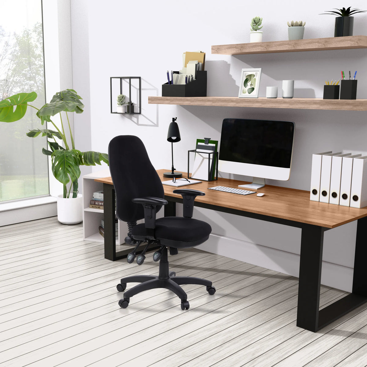 Silla de oficina profesional ZENIT PRO negra con reposabrazos y ruedas en un escritorio de hjh OFFICE