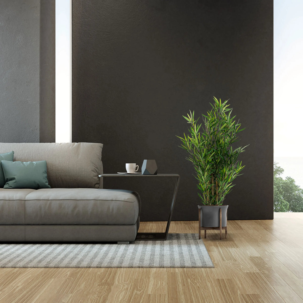 Planta artificial MINI BAMBUS de color verde con maceta exterior negra sobre un soporte de hjh OFFICE