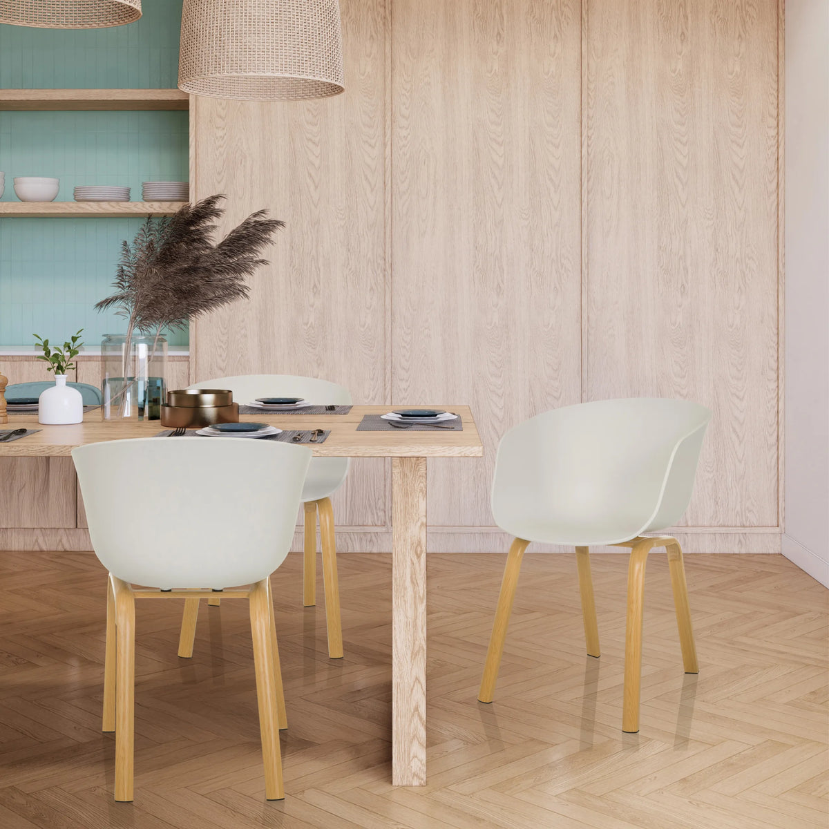 Sillas nórdicas blancas OSLO W con patas de madera clara en una mesa de comedor de hjh LIVING