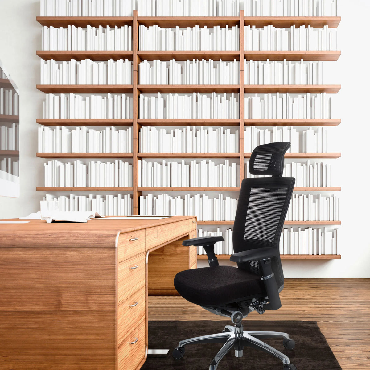 Silla alta gama NOVA PRO I negra con reposacabezas y respaldo de malla delante de un escritorio de madera de hjh OFFICE