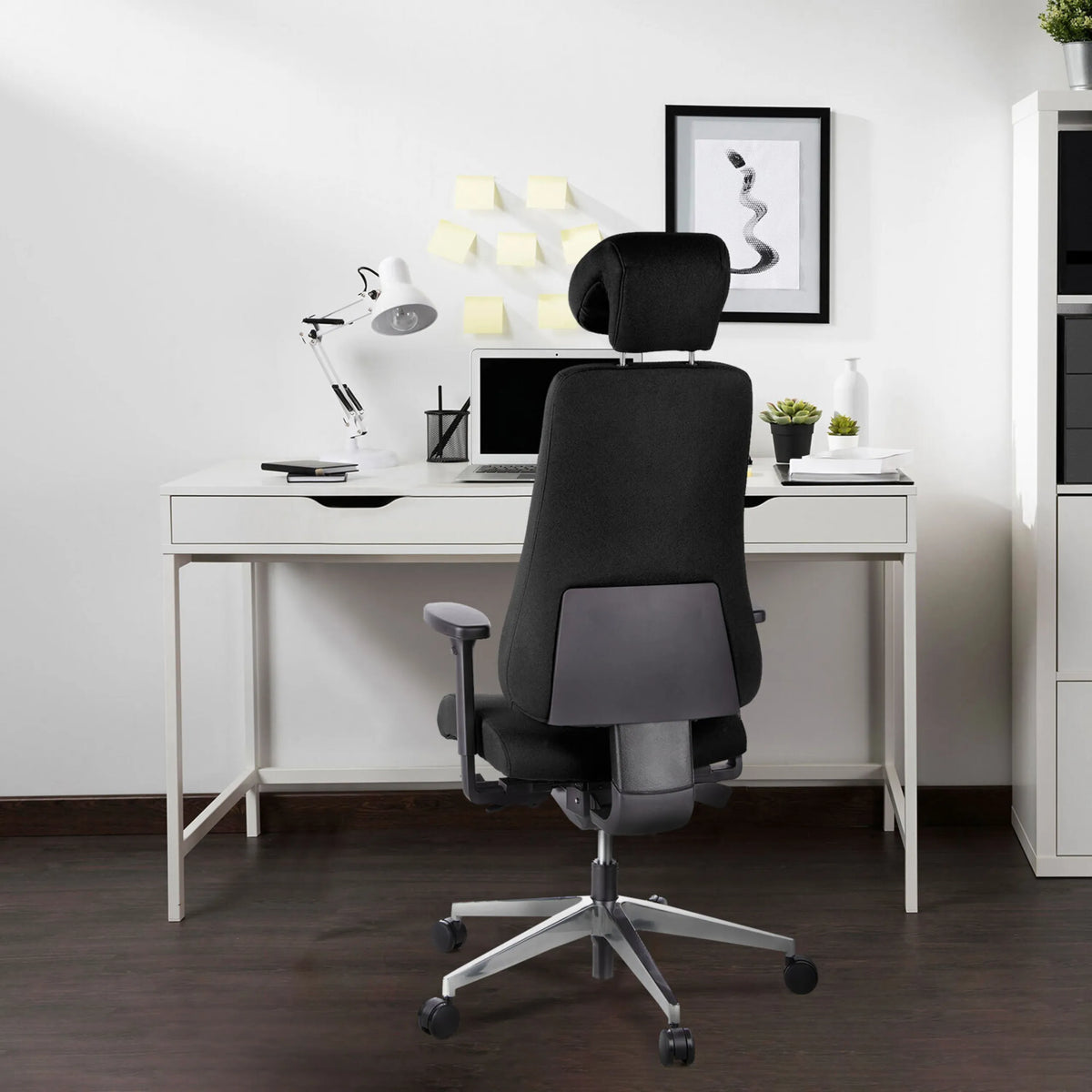 Vista posterior de la Silla de oficina profesional PRO-TEC 400 en negro con reposacabezas y reposabrazos de hjh OFFICE