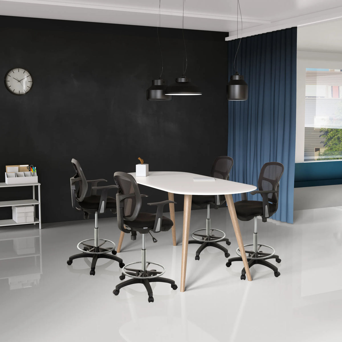 Cuatro sillas de mostrador negras TOP WORK 108 con reposapiés en una mesa ovalada blanca de hjh OFFICE