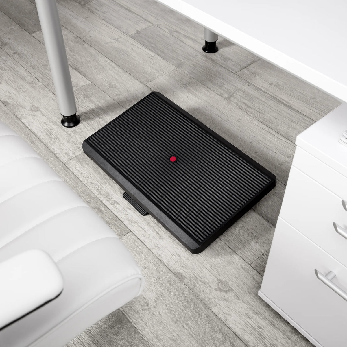 Reposapiés PIEDINO STRIPE PRO negro con superficie acanalada y botón rojo de hjh OFFICE