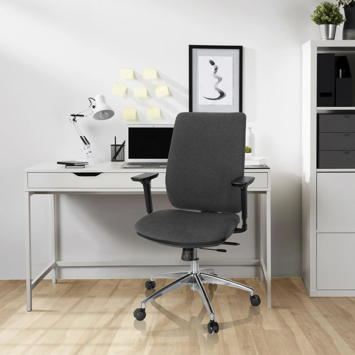Silla de oficina profesional INTEGRIO I en color gris oscuro con reposabrazos y cinco ruedas de hjh OFFICE