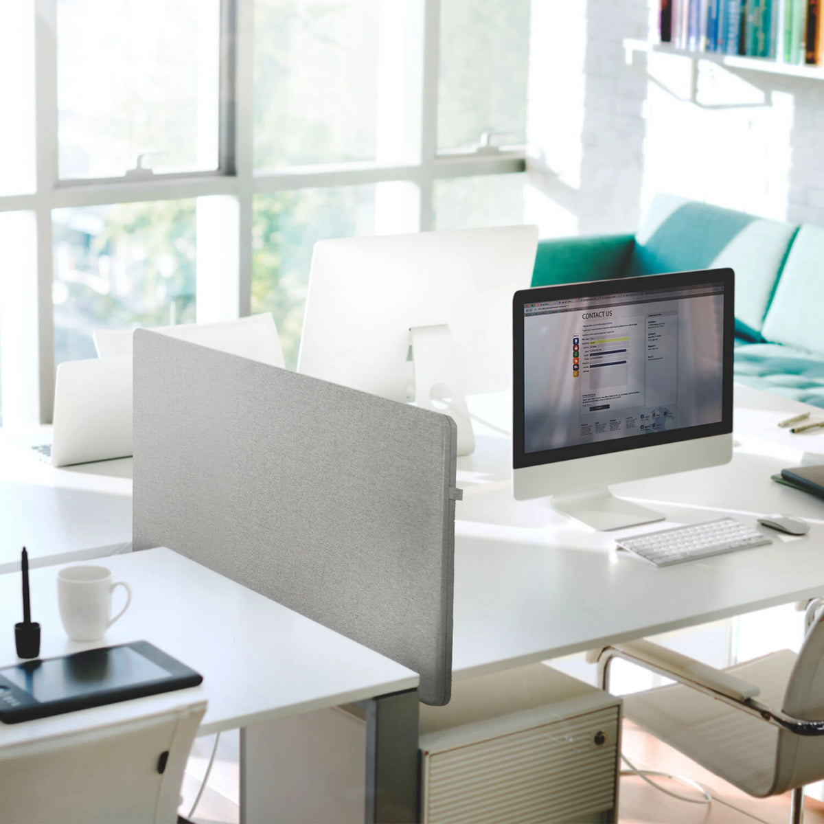 Separador de mesa FLEXMIUT D 120 en gris claro jaspeado con 120 cm de ancho en un escritorio blanco de hjh OFFICE
