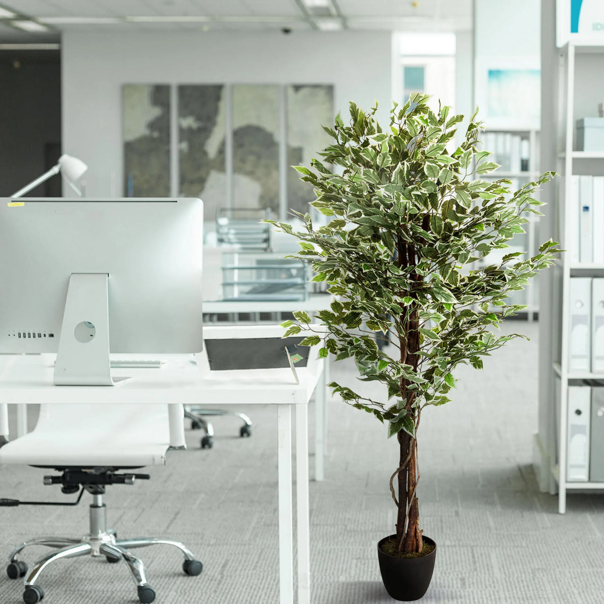Planta artificial verde FICUS en una maceta negra junto a un escritorio de hjh OFFICE