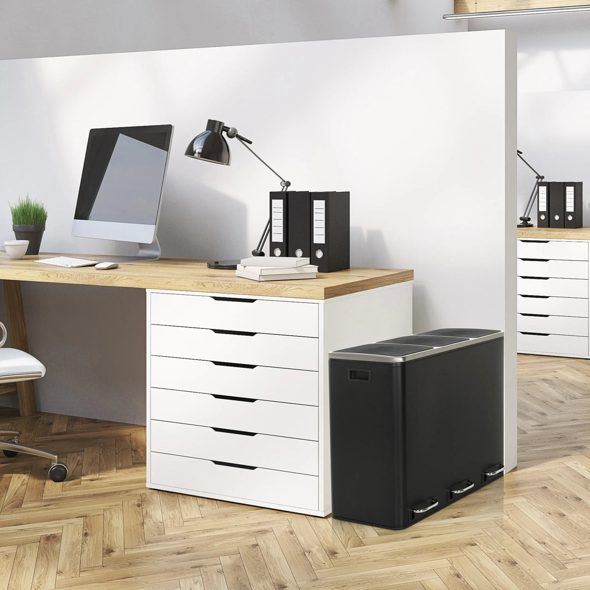 Papelera negra Clean 9 con dos compartimentos junto a un escritorio de hjh OFFICE