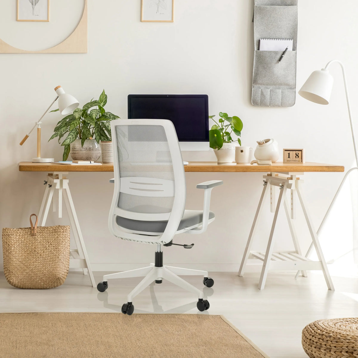 Silla Home Office PROFONDO ECO W gris con respaldo de malla y reposabrazos blancos de hjh OFFICE