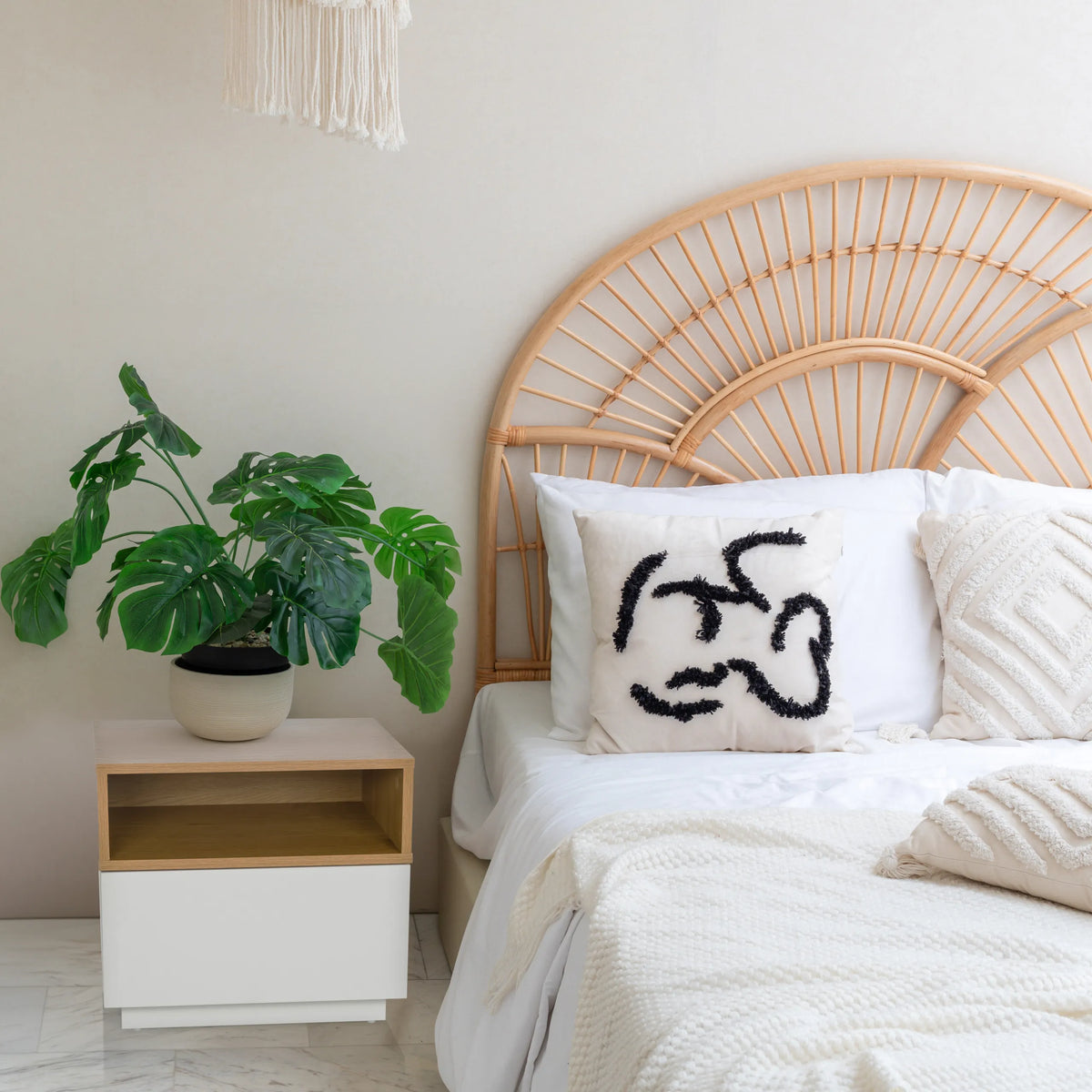 Mesa auxiliar blanca MELMO con estante abierto efecto roble junto a una cama de hjh LIVING