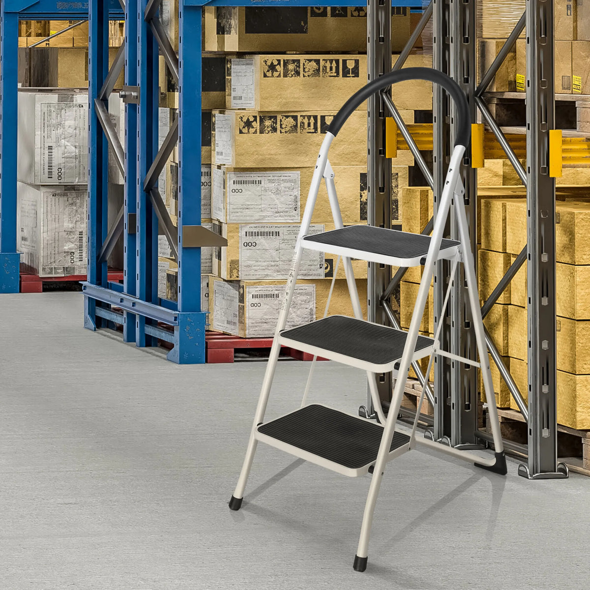 Escalera plegable blanca SOLID W2 con tres peldaños negros y un asa en un almacén de hjh OFFICE