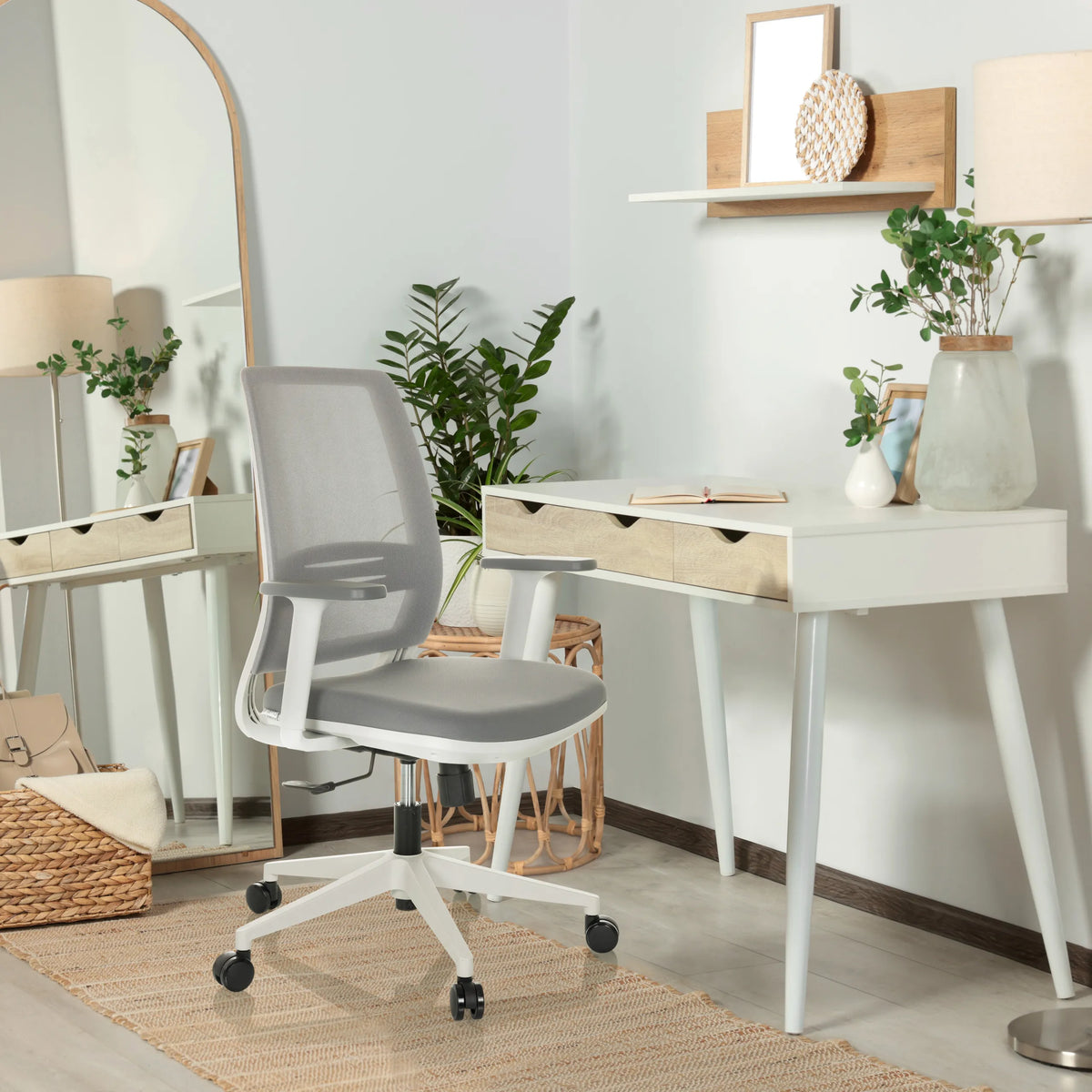 Silla Home Office PROFONDO ECO W gris con reposabrazos y ruedas en una habitación luminosa de hjh OFFICE