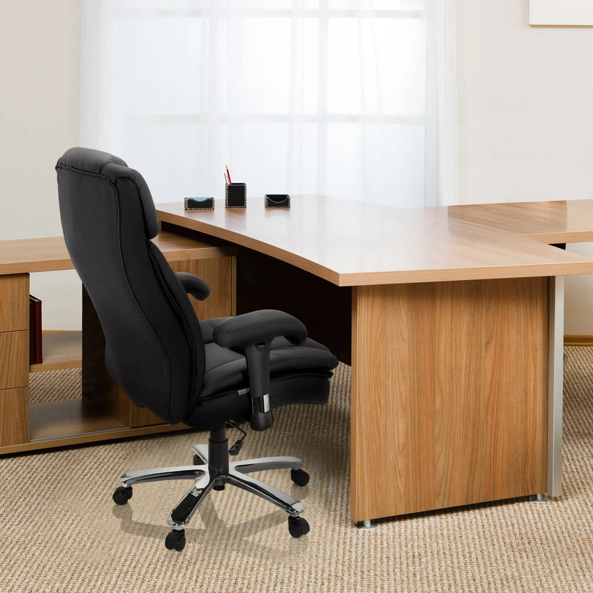 Silla giratoria BUILDER XXL I negra de cuero sintético en un escritorio de hjh OFFICE