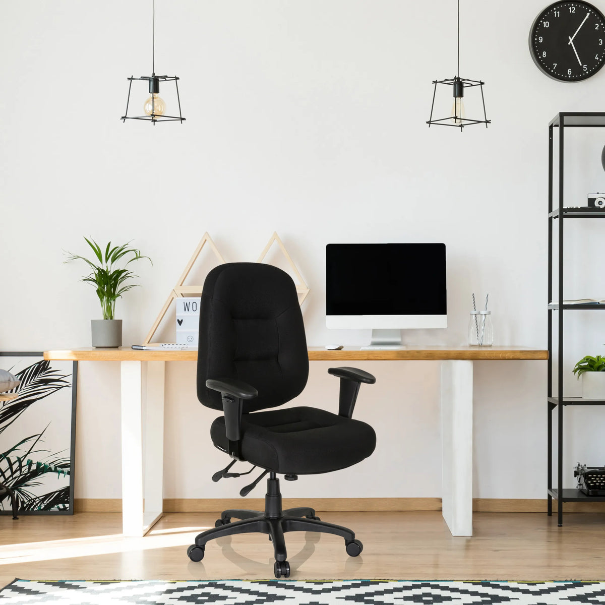 Silla de oficina profesional ZENIT XXL negra con reposabrazos y ruedas en un escritorio de hjh OFFICE