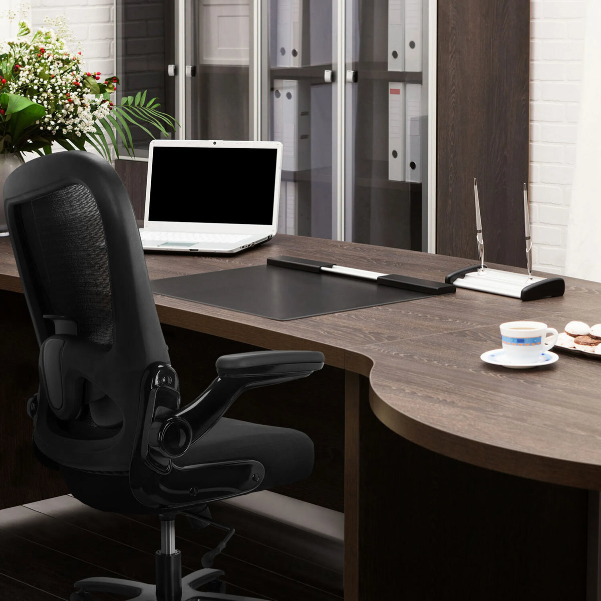 Silla giratoria XXL INSTRUCTOR SW I negra con respaldo de malla y reposabrazos de hjh OFFICE