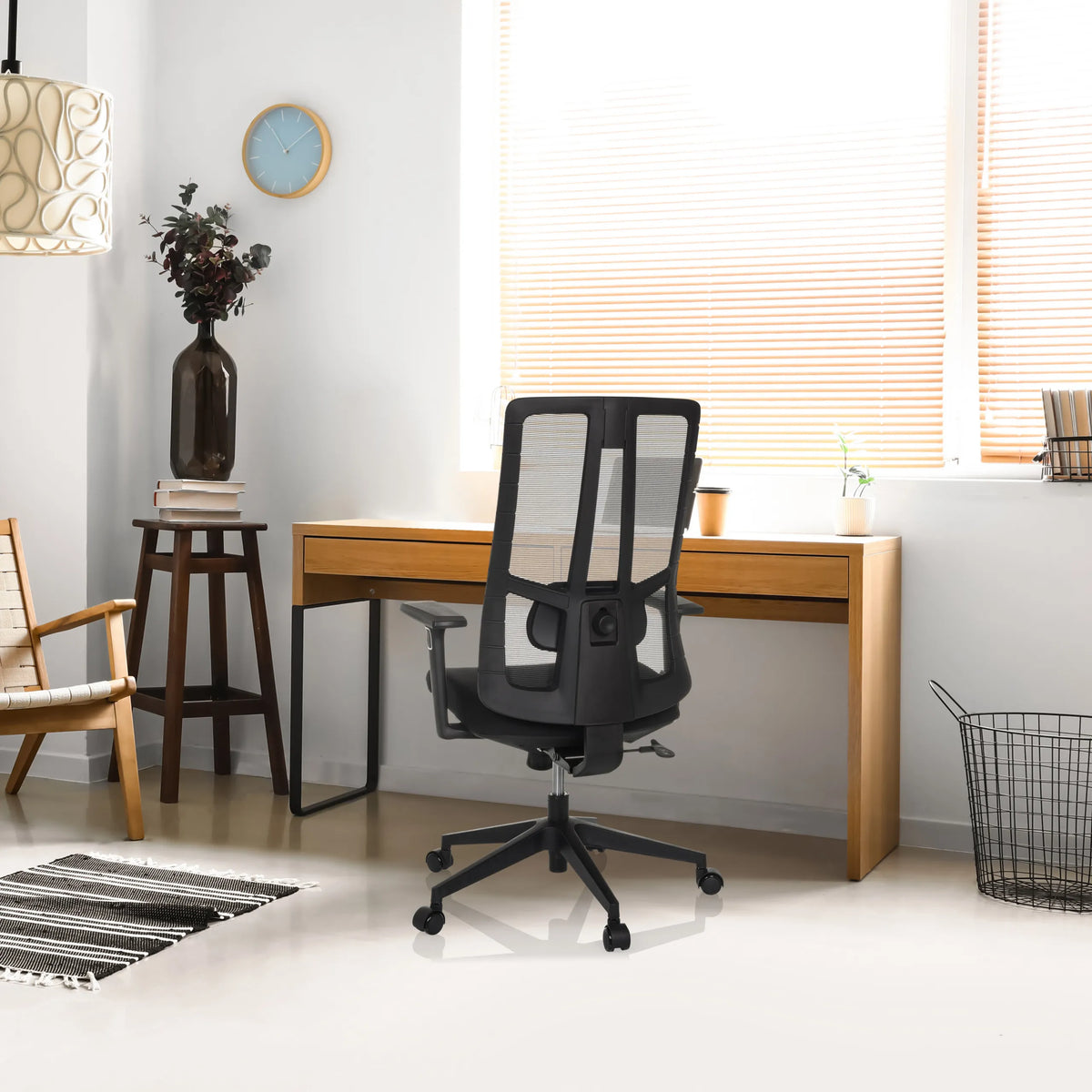 Silla de oficina profesional TRAMORE BASE negra con respaldo de malla en un escritorio de madera de hjh OFFICE