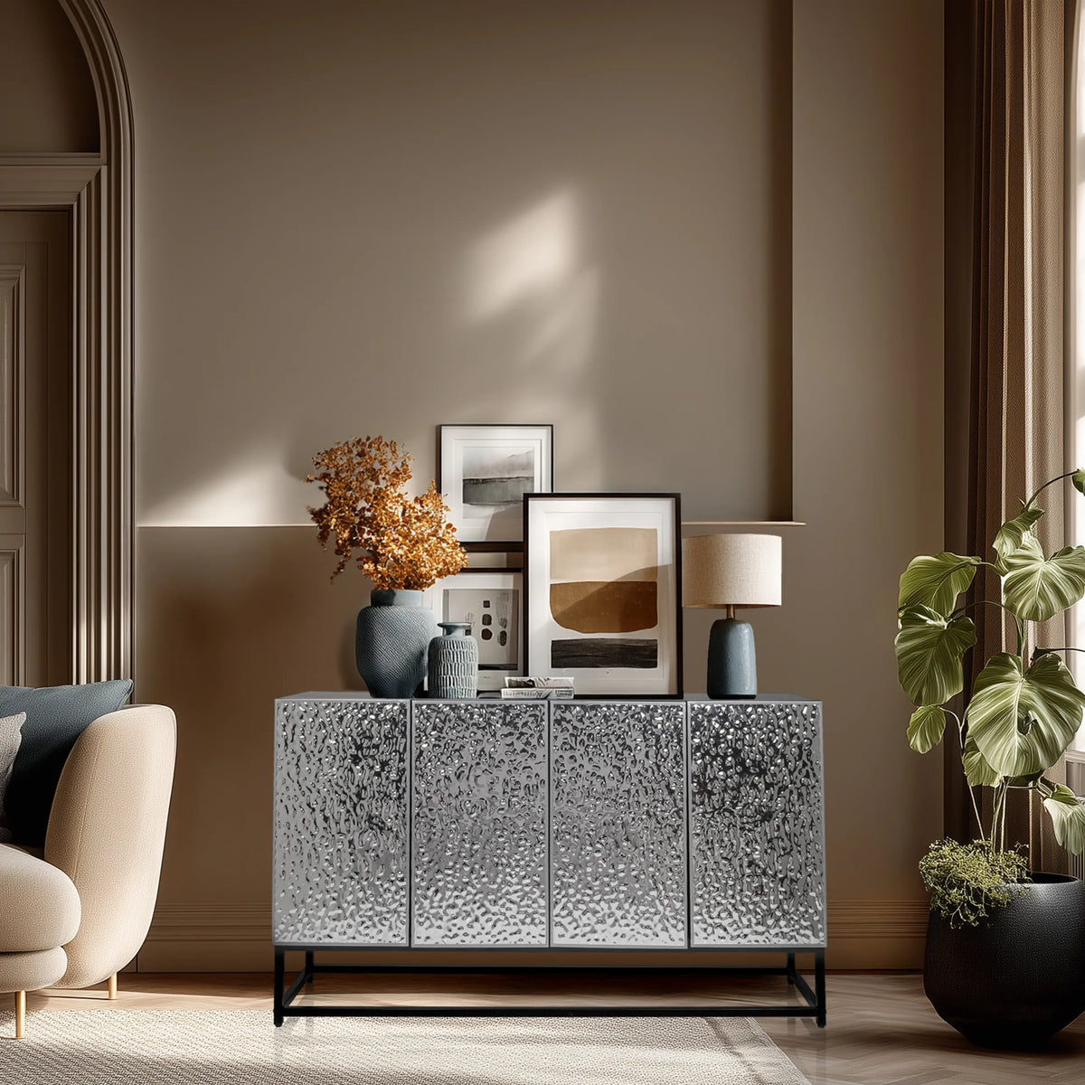 Cómoda plateada METALLIO con frentes estructurados y base negra de hjh LIVING