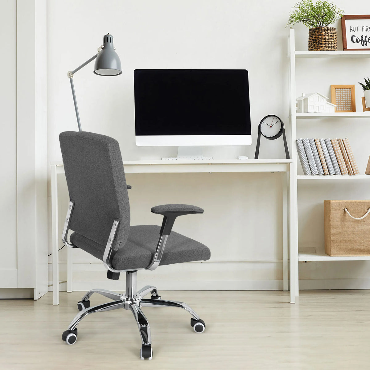 Sillón de oficina Home Office CHARLES I en gris oscuro con base cromada y reposabrazos frente a un escritorio de hjh OFFICE
