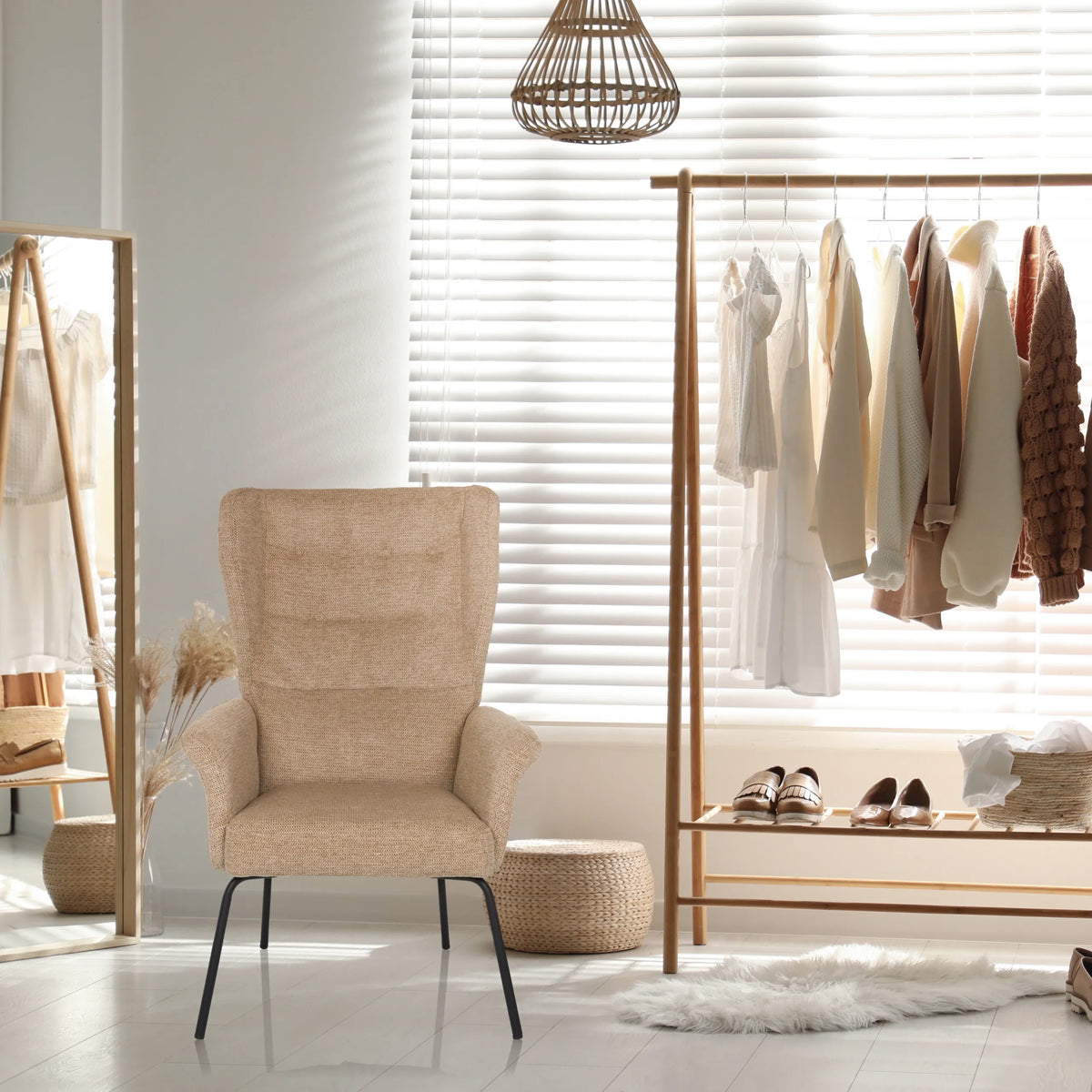 Sillón tapizado beige HAVENIO con cuatro patas de metal negras de hjh LIVING