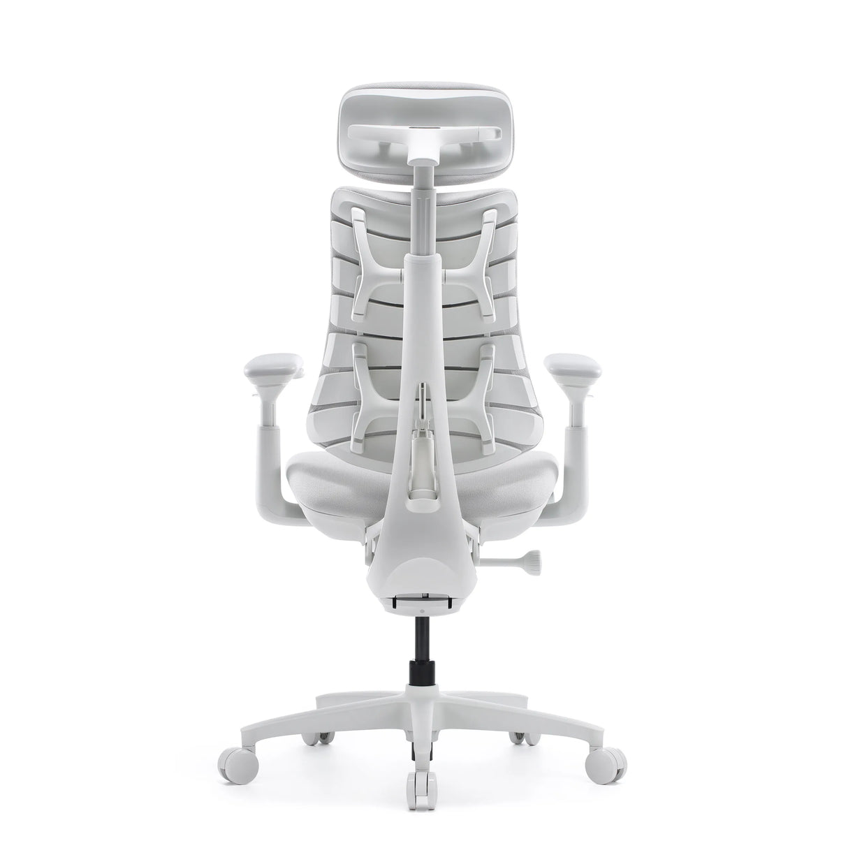 Vista posterior de la silla alta gama LiberNovo Omni Gen en blanco con reposacabezas y cinco ruedas de Libernovo