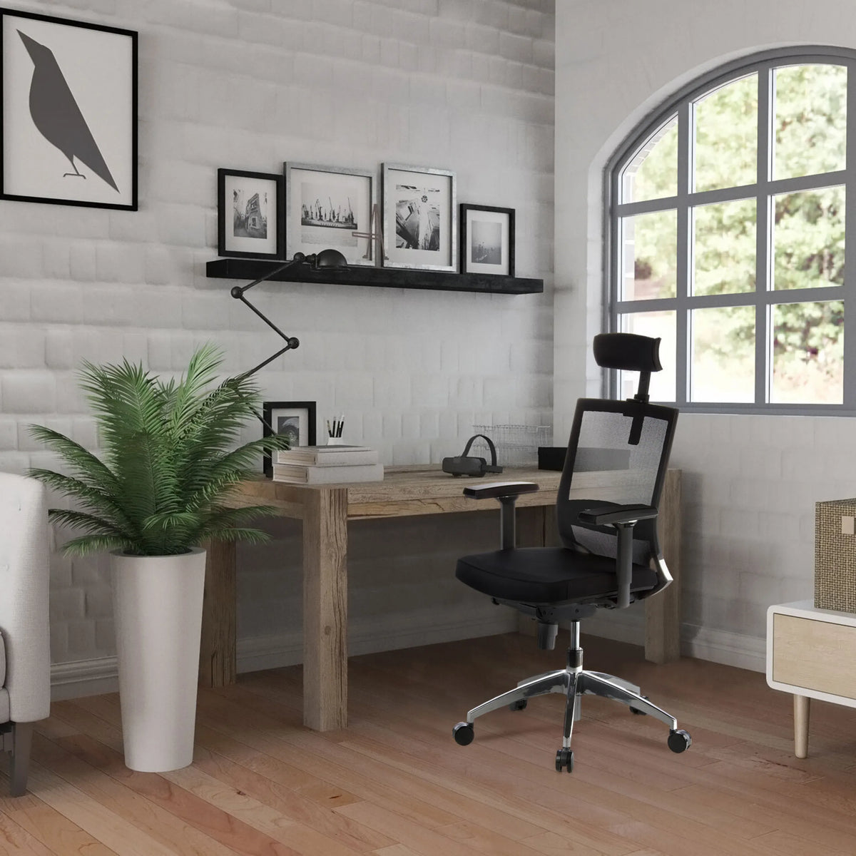 Silla de oficina profesional PORTO MAX negra con respaldo de malla y reposacabezas en una mesa de madera de hjh OFFICE