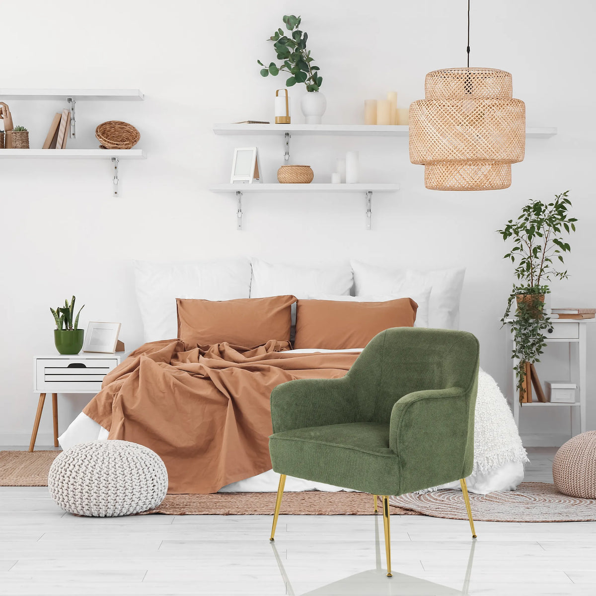 Sillón de diseño THASSOS verde con patas doradas en un dormitorio luminoso de hjh LIVING