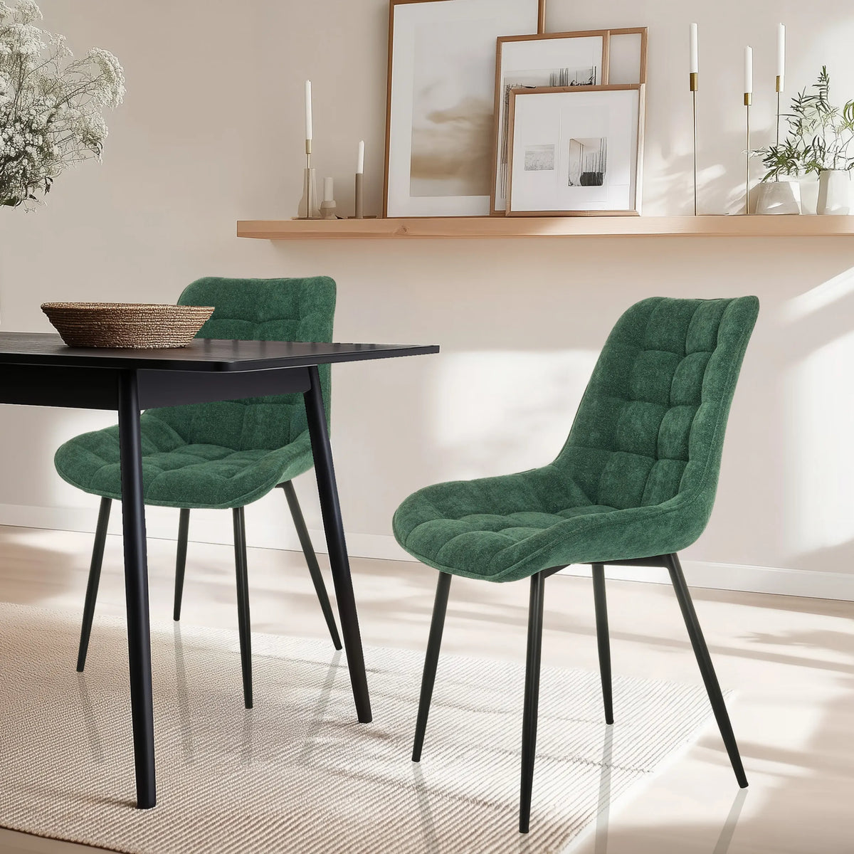 Silla de comedor ELARIS en color petróleo con tapicería acolchada y patas negras de hjh LIVING