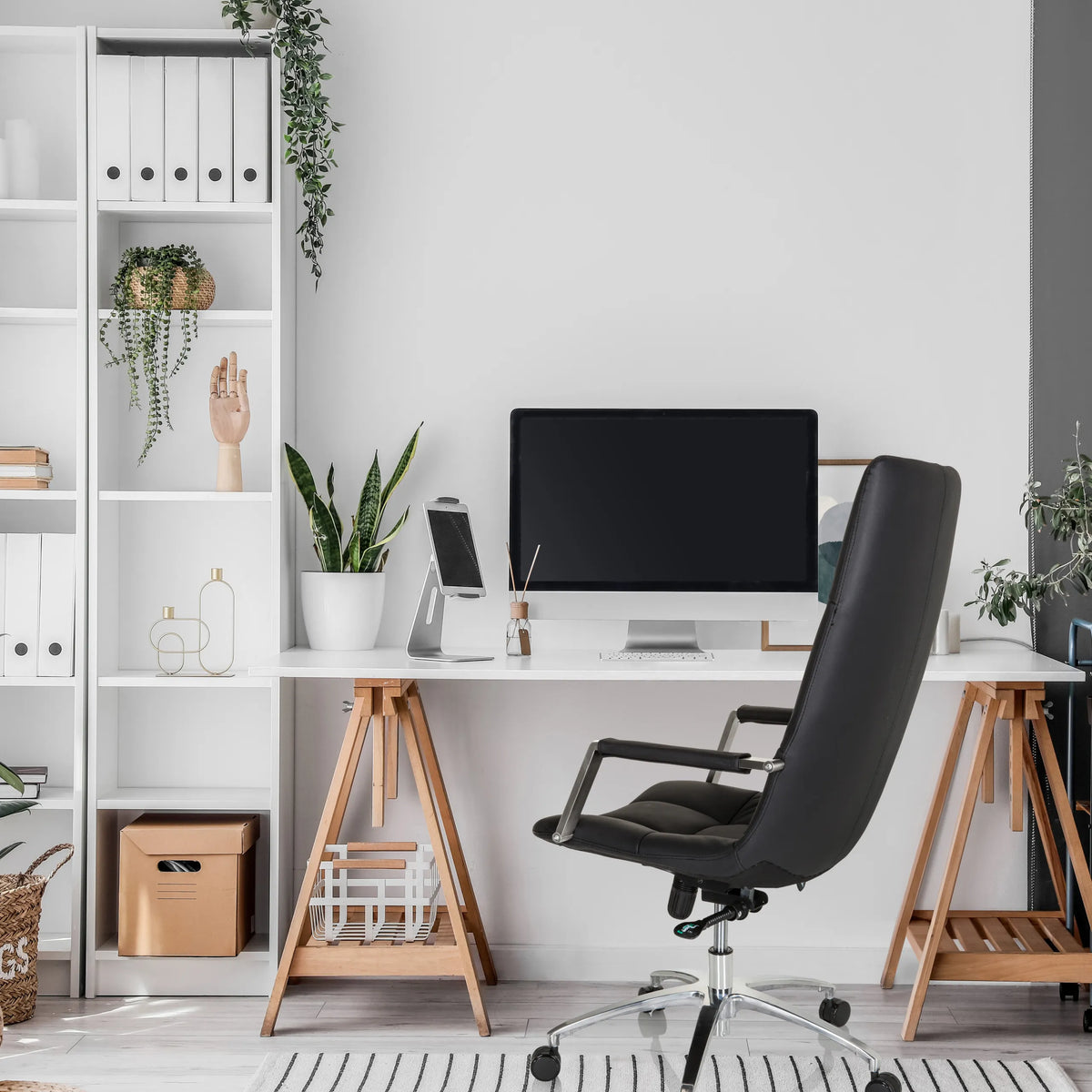 Sillón de oficina Home Office SARANTO PRO de cuero negro con reposabrazos y ruedas de hjh OFFICE