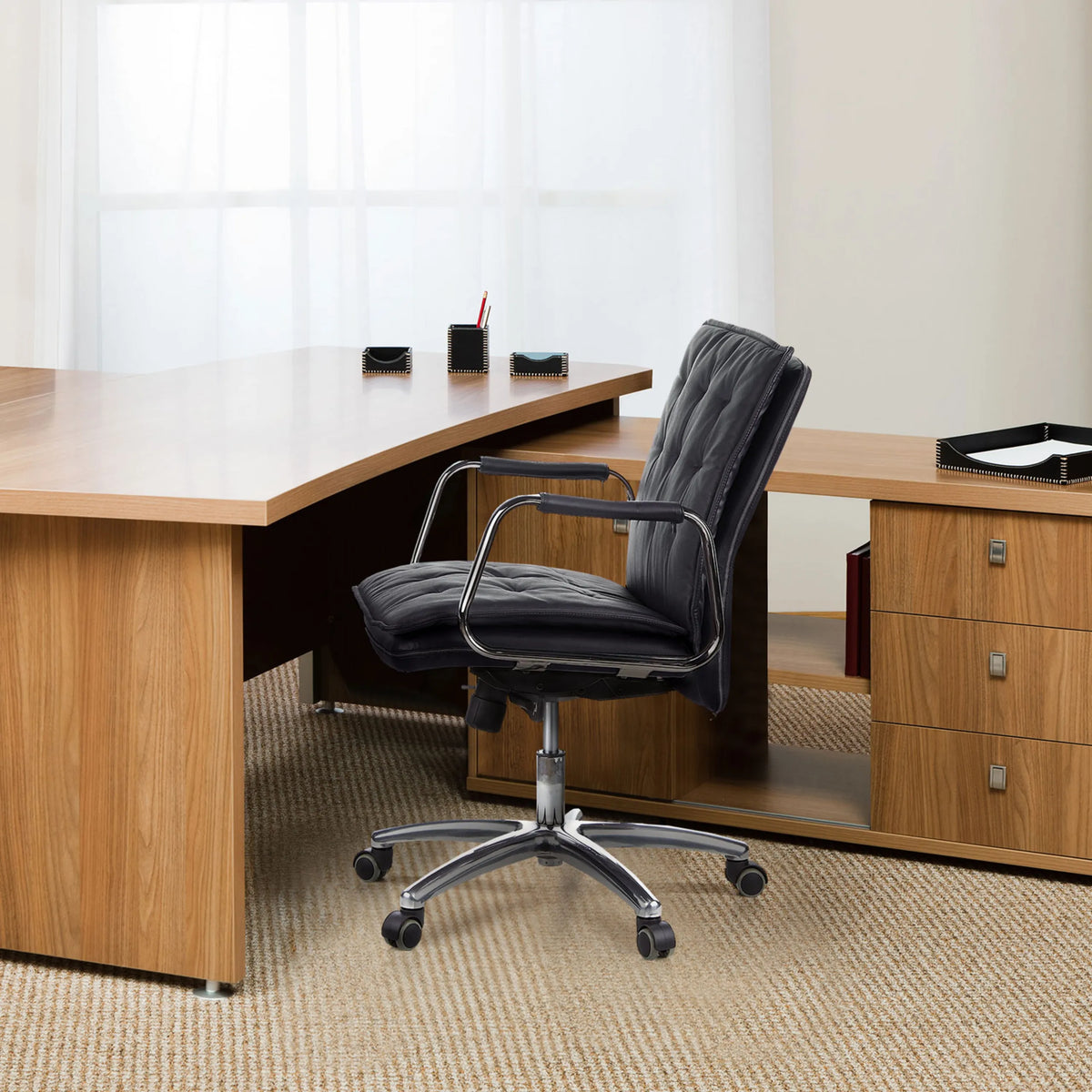 Sillón de oficina profesional VILLA 10 en negro con tapizado acolchado y estructura de cromo de hjh OFFICE