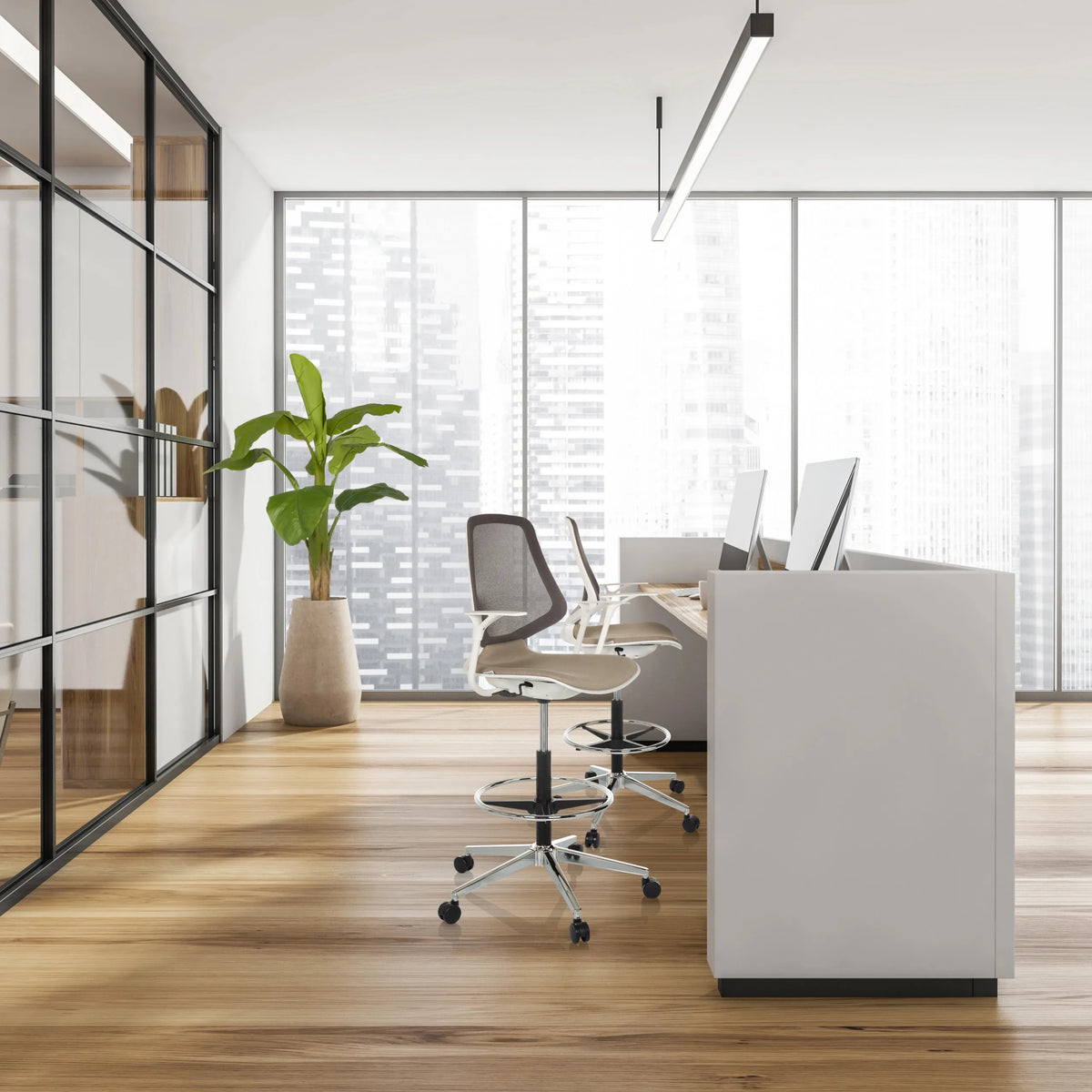 Sillas de mostrador TOP WORK STYLE beige con respaldo de malla y anillo para los pies sobre ruedas de hjh OFFICE