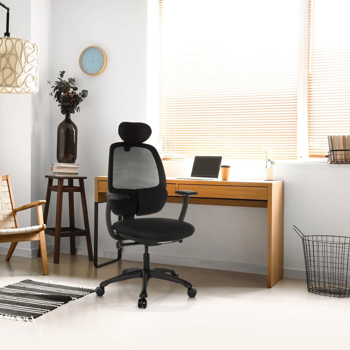 Silla de oficina profesional RI-COVER negra con respaldo de malla y reposacabezas de hjh OFFICE