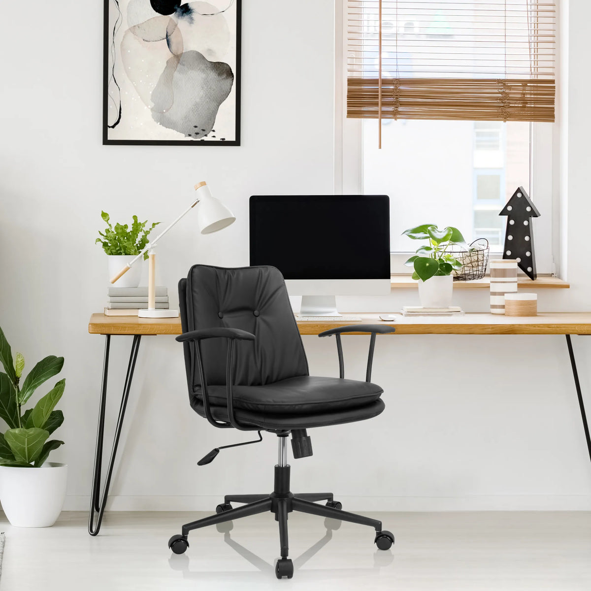 Silla Home Office SMALLO negra con reposabrazos y ruedas en un escritorio de hjh OFFICE