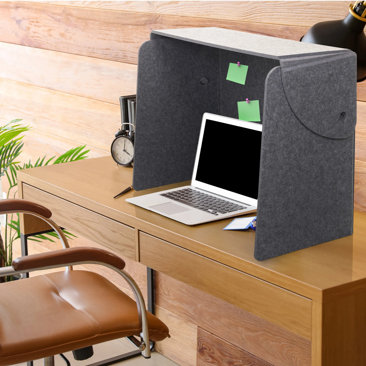 Separador de mesa FLEXMIUT FOLD de fieltro gris con bolsillo lateral integrado en un escritorio de hjh OFFICE