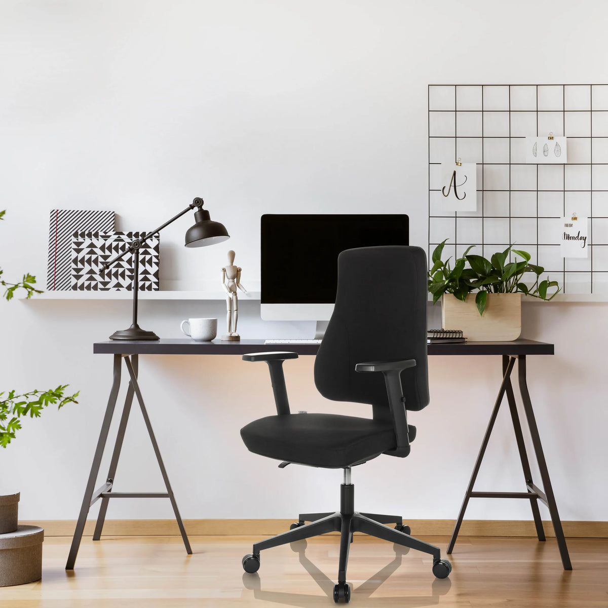 Silla de oficina profesional MATHES negra con reposabrazos y ruedas en un escritorio de hjh OFFICE