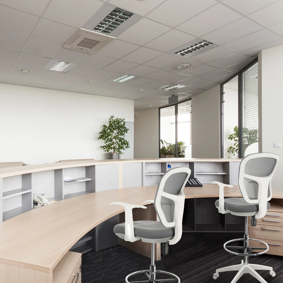 Dos sillas de mostrador TOP WORK 108 W grises con estructura blanca y reposabrazos en un mostrador de recepción de hjh OFFICE