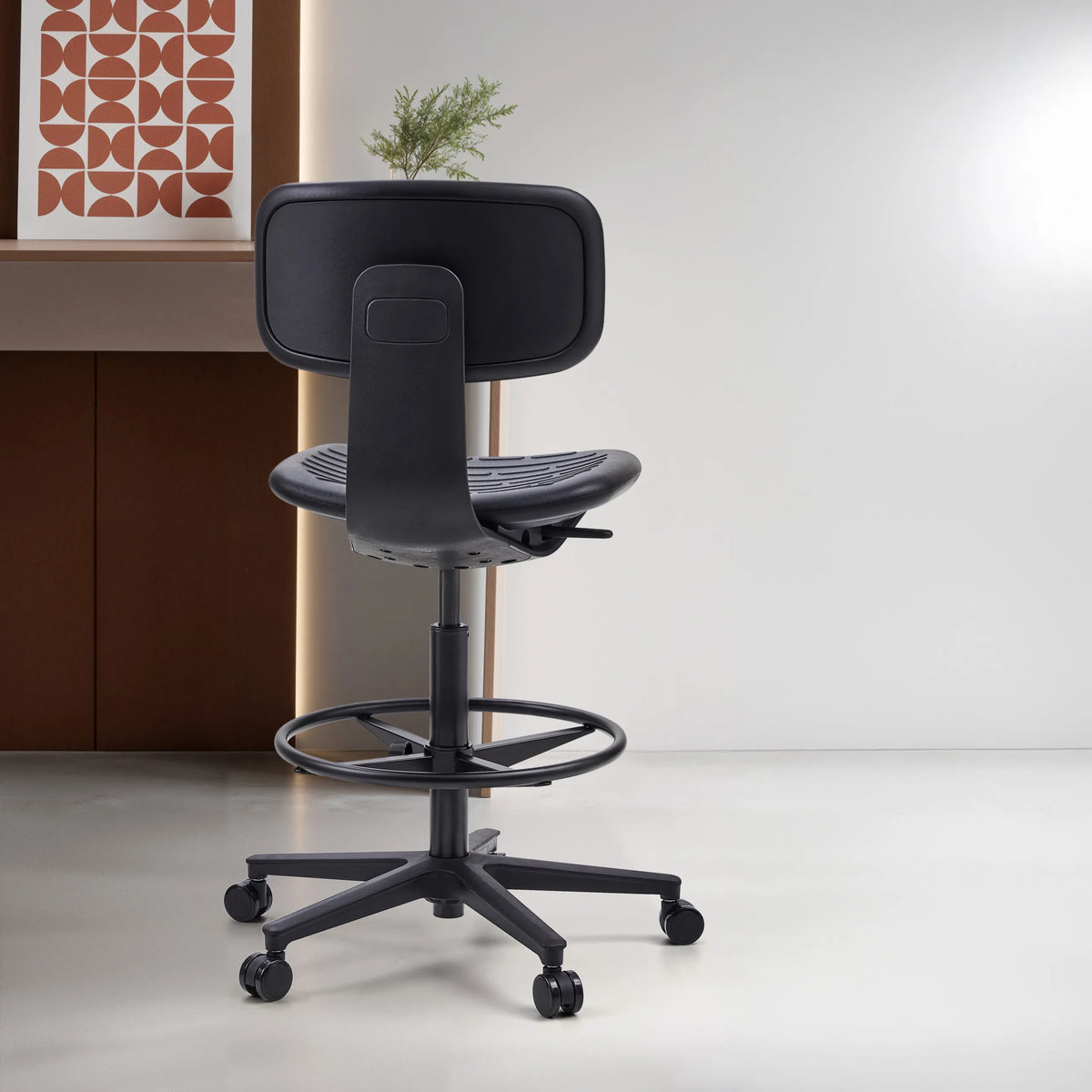 Vista trasera de la silla de mostrador TOP WORK B negra con reposapiés y ruedas de hjh OFFICE