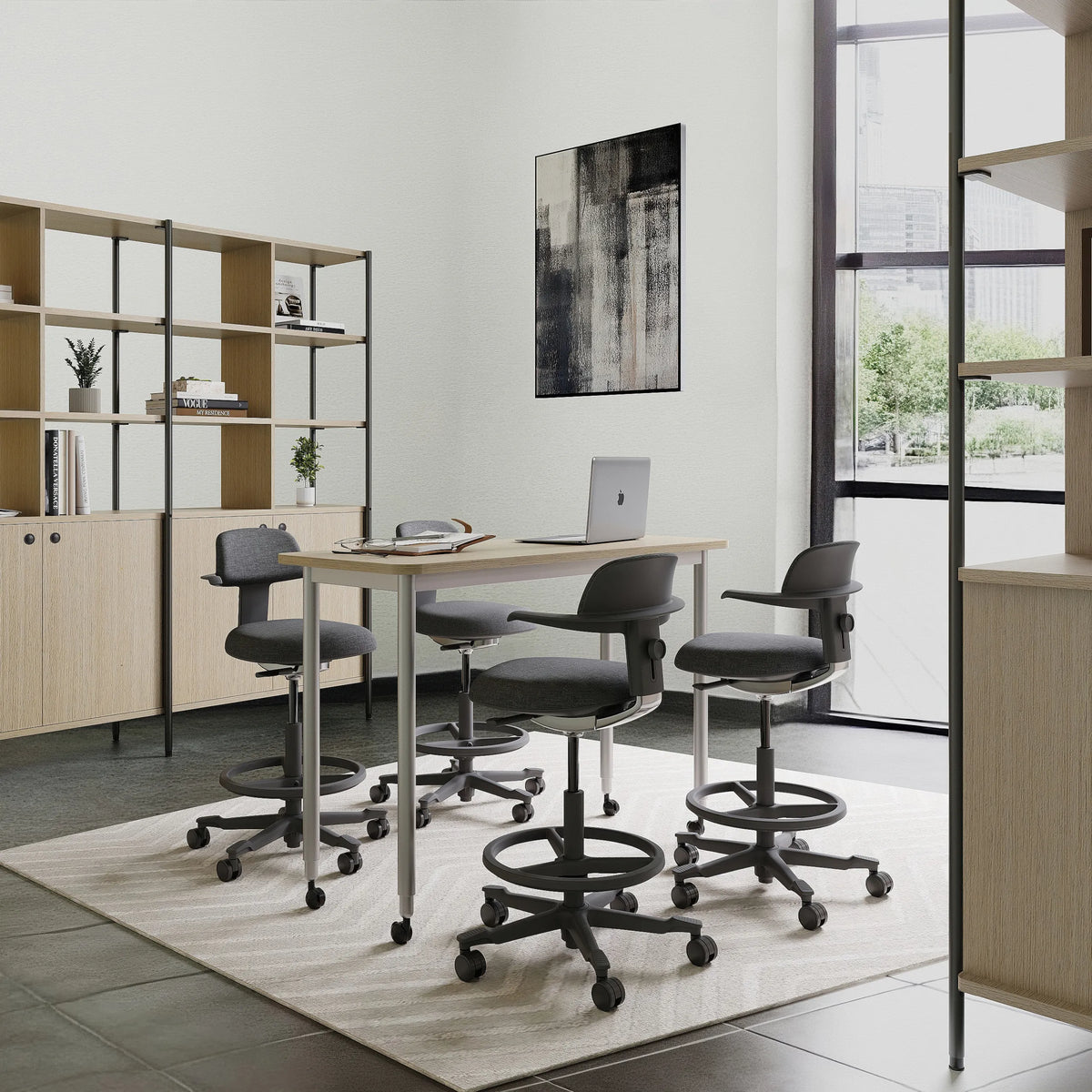 Cuatro sillas de trabajo TOP WORK 40 en color gris oscuro con reposabrazos y reposapiés en un escritorio blanco de hjh OFFICE