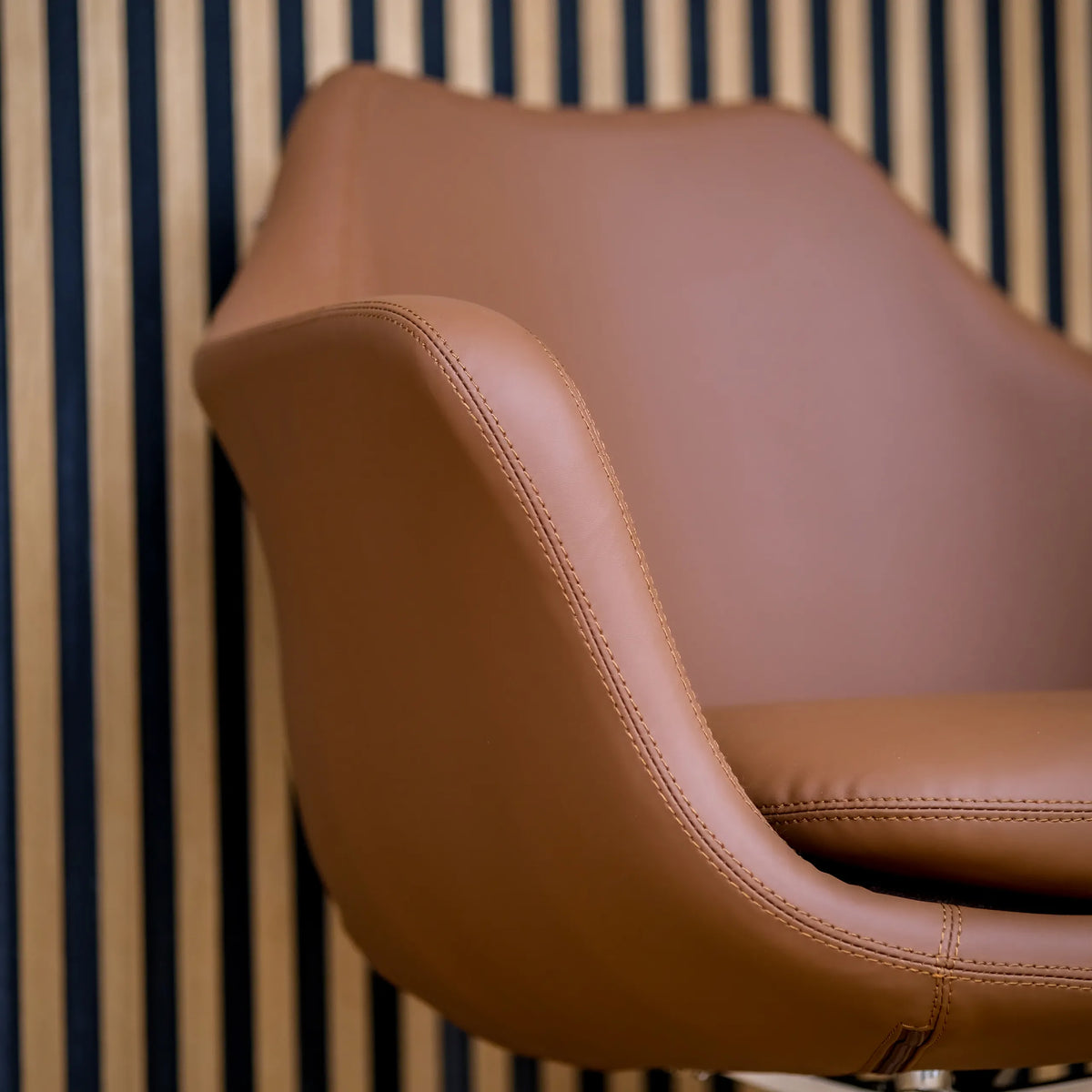 Tapicería marrón y reposabrazos del Sillón de diseño ARTEMIA de hjh OFFICE