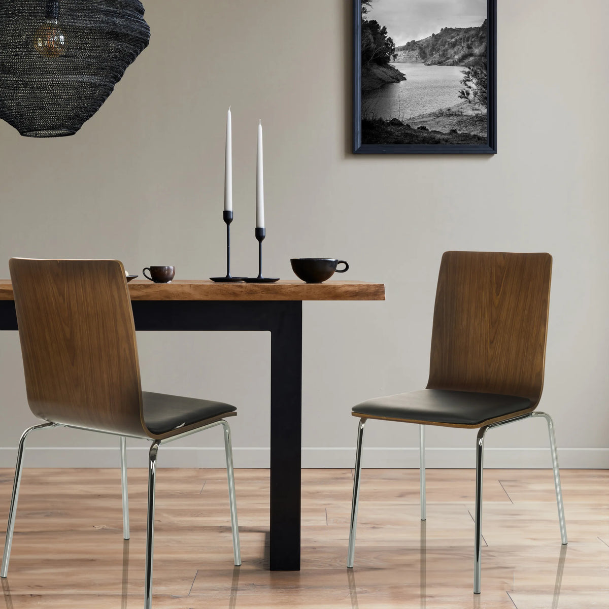 Dos sillas de confidente PERIA con carcasa de madera, asiento negro y patas cromadas de hjh OFFICE