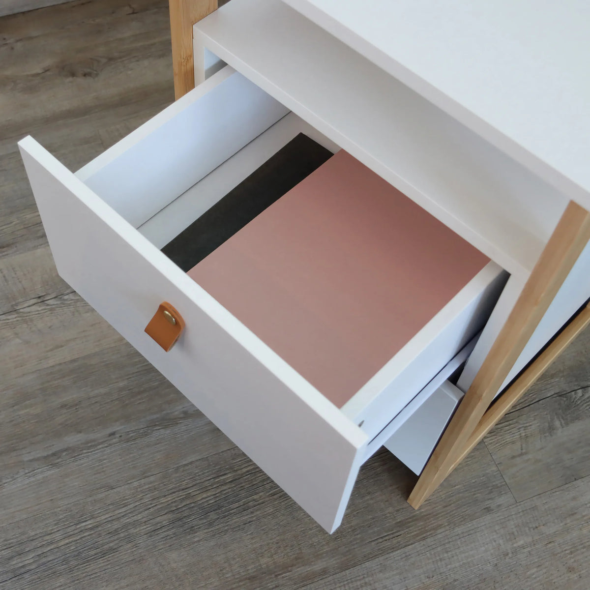 Cajón blanco abierto con tirador de cuero marrón de la Mesa auxiliar TAROLO III de hjh LIVING
