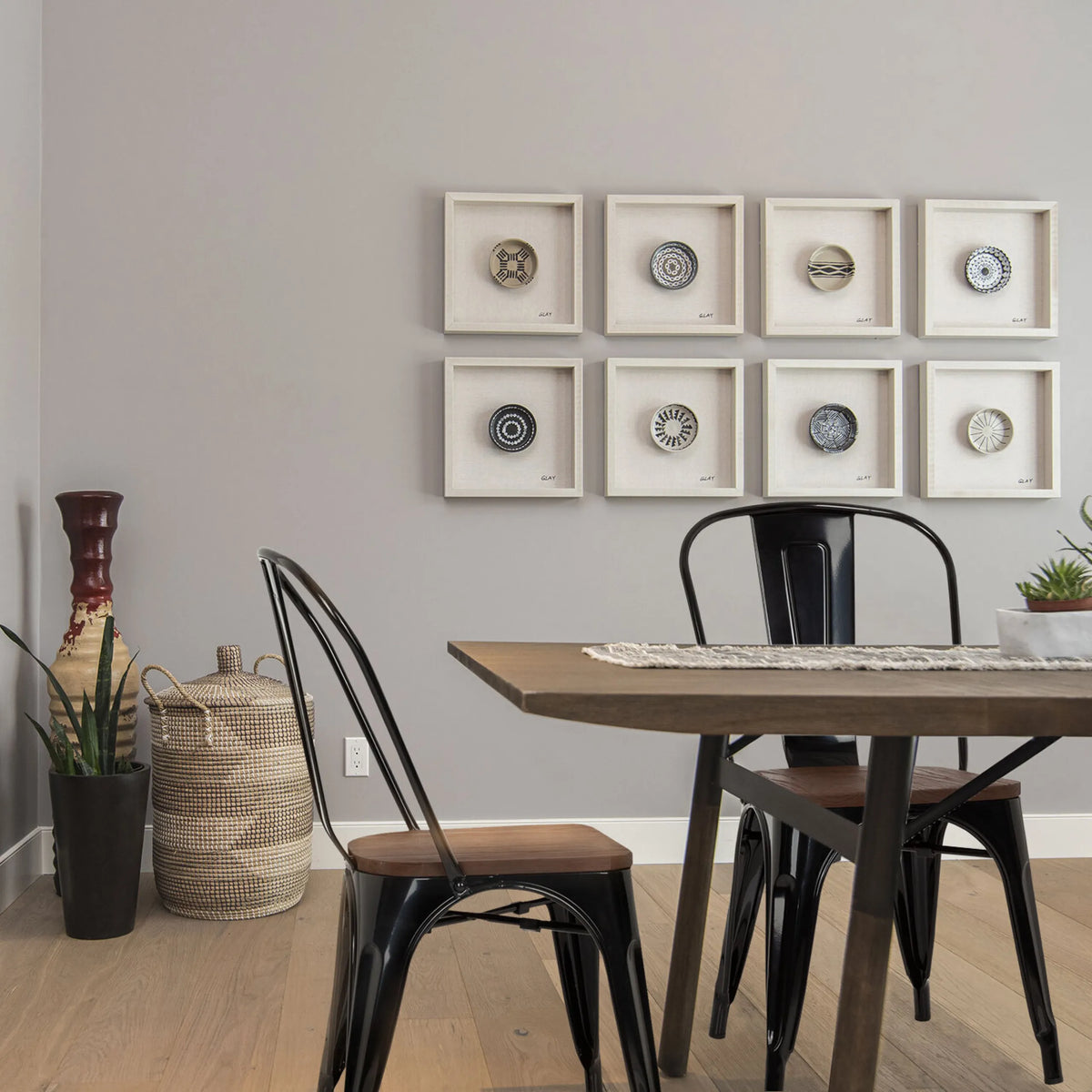 Sillas de comedor negras VANTAGGIO COMFORT W con asiento de madera en una mesa de comedor de hjh OFFICE