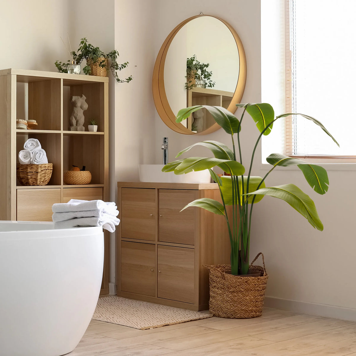 Planta artificial verde BANANE en una cesta tejida en el baño de hjh OFFICE