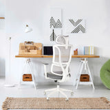 Silla de oficina profesional ERGOMY W en gris con estructura blanca y respaldo de malla en un escritorio de MyBuero