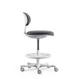 Silla de trabajo WORK MF2 W en gris oscuro con anillo para los pies y base con ruedas de hjh OFFICE