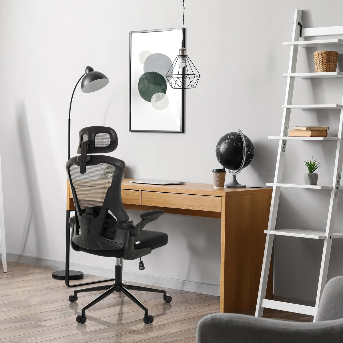 Silla de oficina profesional ARIGANO negra con respaldo de malla y reposacabezas en un escritorio de hjh OFFICE