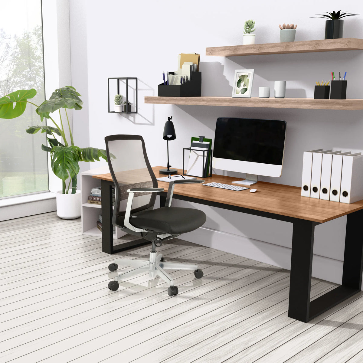 Silla alta gama FOUNTAINE PRO en negro con respaldo de malla delante de un escritorio de hjh OFFICE