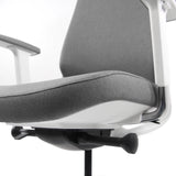 Asiento y respaldo grises de la Silla de oficina profesional CHIARO T4 WHITE de hjh OFFICE