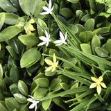 Hojas verdes con pequeñas flores blancas y amarillas de la Estera vegetal LEAFLUXE WALL 2 de hjh LIVING