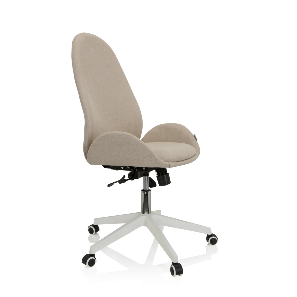 Silla Home Office AVEA I en color beige con reposabrazos y base blanca de cinco ruedas de hjh OFFICE – vista de 360° (vista frontal en diagonal 60°)