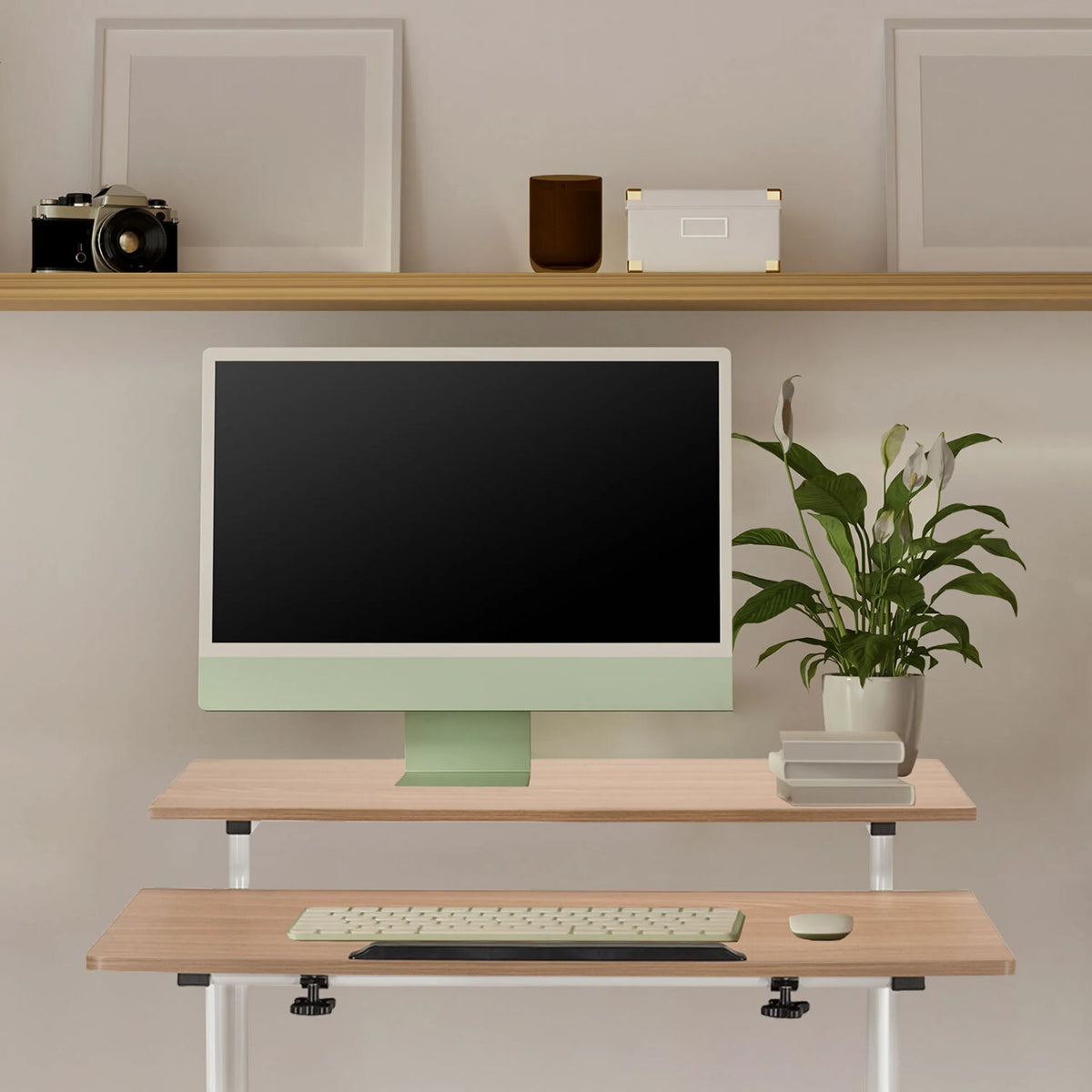Escritorio de pie WORKSTATION I en blanco y roble con dos niveles, teclado y monitor de hjh OFFICE
